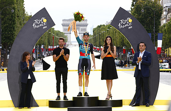 Jordi Meeus slaví vítzství v poslední etap Tour de France.