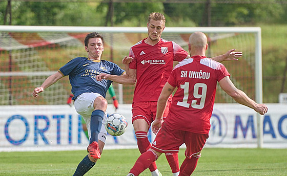 Michal Cupák (vlevo) z Kromíe v zápase s Uniovem.