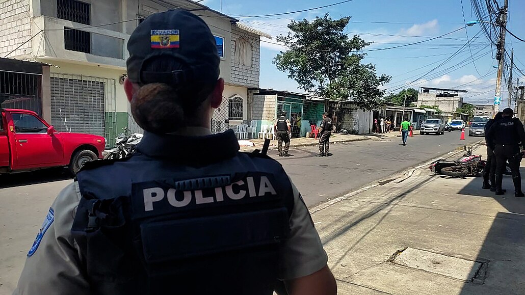 Policisté sbírají dkazy na míst stelby v ekvádorském Guayaquilu. (4. ervna...