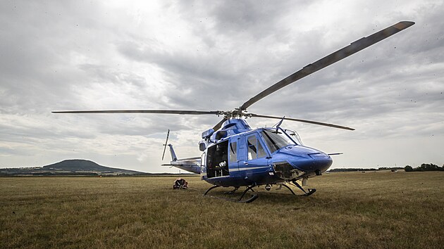 Dynamická ukázka vrtulníku Black Hawk a hasičské záchranné techniky využívané ke zvládání lesního požáru. Akce na roudnickém letišti se konala k prvnímu výročí vypuknutí lesního požáru v Národním parku České Švýcarsko.