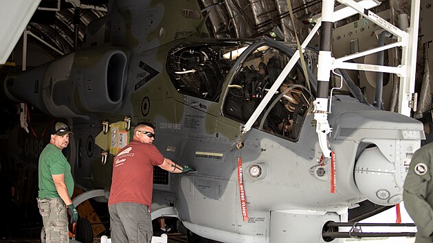 Vykldka prvn dvojice bitevnch vrtulnk AH-1Z Viper na zkladn v Nmti.