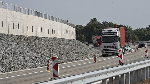 Obchvat Frýdku-Místku nedlouho před otevřením dalších dvou pruhů. Vlevo zpevňující zeď postavená kvůli sesuvu svahu. (24. července 2023)