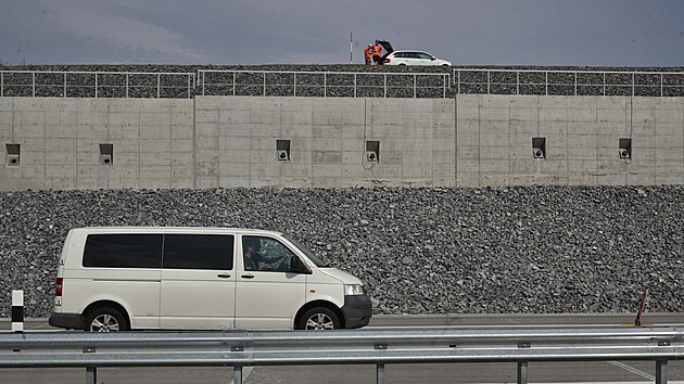 Obchvat Frýdku-Místku nedlouho před otevřením dalších dvou pruhů. Vzadu zpevňující zeď postavená kvůli sesuvu svahu. (24. července 2023)