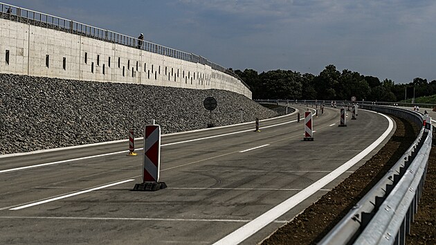 Obchvat Frýdku-Místku nedlouho před otevřením dalších dvou pruhů. Vlevo zpevňující zeď postavená po sesuvu svahu. (24. července 2023)