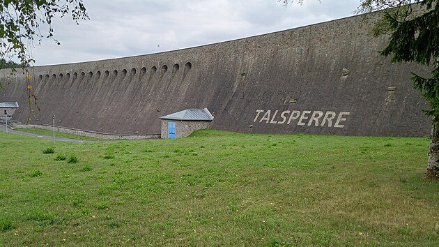 Vodní nádrž pojmenovaná Muldenberg podle vesnice, nad kterou byla vystavěná, se rozkládá v blízkosti známého střediska zimní i letní rekreace Schönecku, pouhých 12 kilometrů severozápadně od centra města Kraslic.