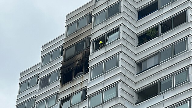 Pi poru v Berln zahynuli dva lid, kte skoili z nejmn jedenctho patra vkov budovy, aby unikli plamenm. (28. ervence 2023)