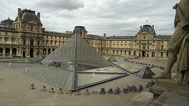 Cyklist projdj bhem zvrenho etapy Tour de France kolem slavnho muzea Louvre.