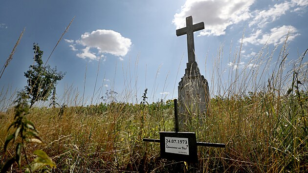 Křížek, za kterým střílel Antonín Daněk před 50 lety na záložníky u Bučovic, stojí dodnes nedaleko Kojátek. Křižovatka už neexistuje.