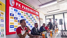 Tisková konference fotbalového klubu FK Pardubice, Zleva trenér Radoslav Ková,...