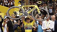 Jonas Vingegaard slaví celkové vítzství na Tour de France.