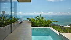 Na terasách nechybí ochlazovací bazének s výhledem na Pacifický oceán.