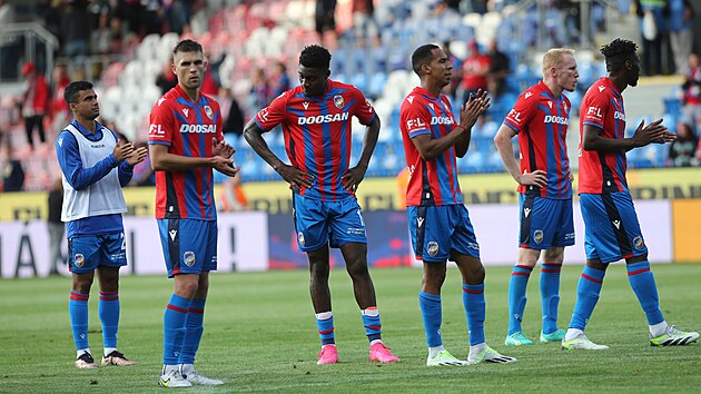 Zklamaní plzeňští fotbalisté po domácí remíze s Hradcem Králové.