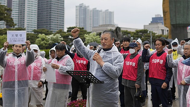 Ju Yeongbong, pedstavitel jihokorejskho sdruen chovatel ps pro maso, promlouv v Soulu na demonstraci za zachovn tradinho odvtv. (25. dubna 2023)