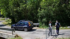 Policisté, hasii a dobrovolníci prohledávají okolí obce Le Haut-Vernet pi...