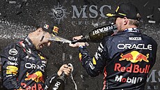 Max Verstappen (vpravo) zkrápí v Belgii ampaským Sergia Péreze, svého paráka...