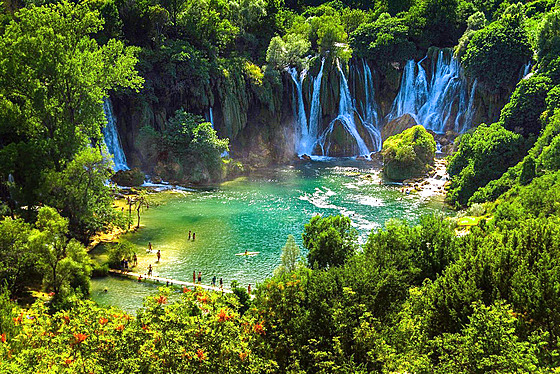 Hlavním turistickým magnetem eky Trebiat je vodopád Kravica.