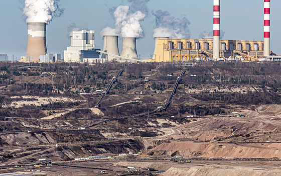 Uhelná elektrárna nedaleko dolu na lignit v polském Belchatow  (29. bezna...