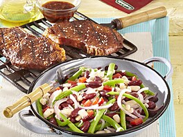 Hovzí steaky s omákou barbecue a fazolovým salátem