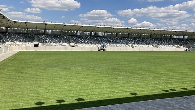 Aréna se oblékla do tradičních hradeckých barev, její interiér přímo zve k návštěvě. První zápas, kterým je sobotní ligový duel s Českými Budějovicemi, bude vyprodaný. (5. srpna 2023)