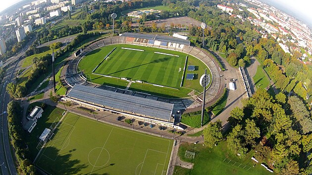 Nostalgická vzpomínka na minulost. Takto vypadal Všesportovní stadion v posledních letech při pohledu z výšky. Byť nebyl fotbalovým národem oblíbeným, trochu nostalgie v mnohých zůstane.