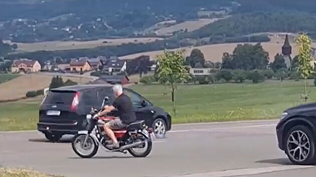 Prezident Petr Pavel vyjel na motorce bez helmy. (3. srpna 2023)