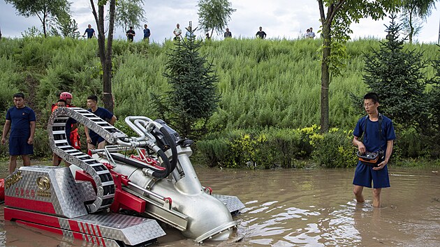 Hasiči obsluhují odvodňovací stroj u vesnice Dawan v severovýchodní čínské provincii Heilongjiang. (5. srpna 2023)
