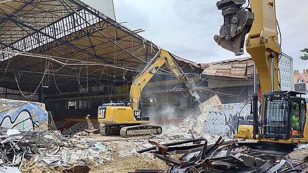 Pi demolici Horckho zimnho stadionu se pravideln std tk technika. Bourac prce by mly bt komplet hotovy do listopadu tohoto roku.