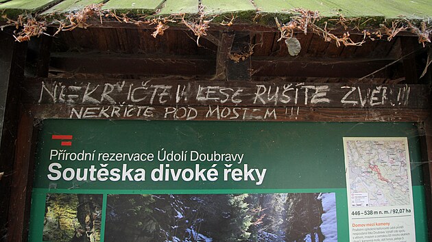 Destky tisc lid ron navtv dol eky Doubravy nedaleko Chotboe.