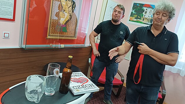 Martin Šimeček, kuchař a hospodský, při útoku na český rekord v pití půllitru piva na čas neuspěl. Miroslav Marek z pelhřimovské Agentury Dobrý den mu naměřil nejrychlejší výkon 3,92 vteřiny.