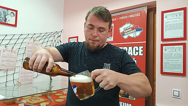 Martin Šimeček, kuchař a hospodský, při útoku na český rekord v pití půllitru piva na čas neuspěl. Miroslav Marek z pelhřimovské Agentury Dobrý den mu naměřil nejrychlejší výkon 3,92 vteřiny.