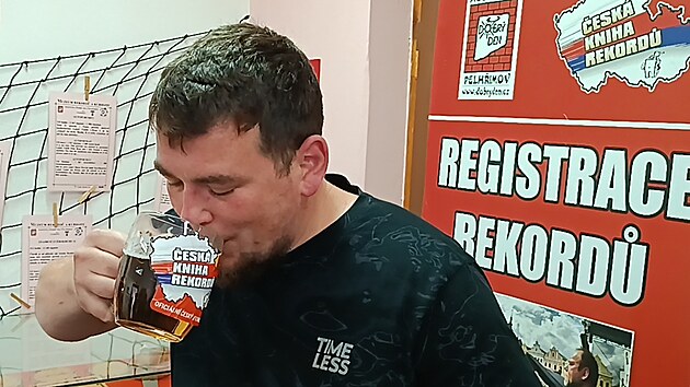 Martin Šimeček, kuchař a hospodský, při útoku na český rekord v pití půllitru piva na čas neuspěl. Miroslav Marek z pelhřimovské Agentury Dobrý den mu naměřil nejrychlejší výkon 3,92 vteřiny.