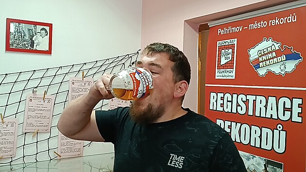 Martin Šimeček, kuchař a hospodský, při útoku na český rekord v pití půllitru piva na čas neuspěl. Miroslav Marek z pelhřimovské Agentury Dobrý den mu naměřil nejrychlejší výkon 3,92 vteřiny.