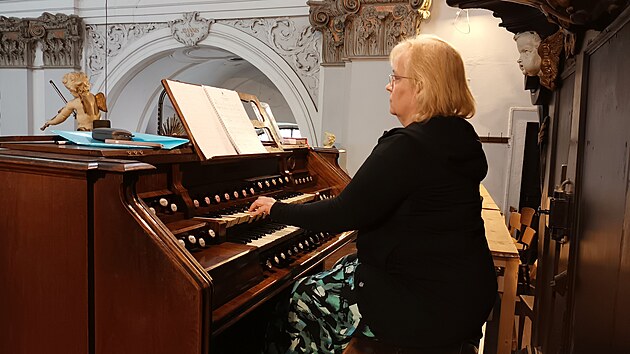 Lenka Doubková, předsedkyně Spolku pro záchranu bohosudovských varhan u nástroje