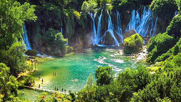 Hlavnm turistickm magnetem eky Trebiat je vodopd Kravica.