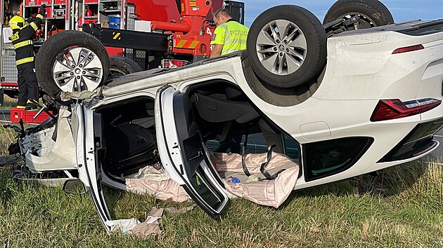 V Praze v ulici Pod Jankovem hasiči zasahovali u nehody osobního auta, které se převrátilo na střechu. (1. srpna 2023)