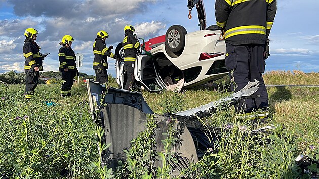 V Praze v ulici Pod Jankovem hasiči zasahovali u nehody osobního auta, které se převrátilo na střechu. (1. srpna 2023)