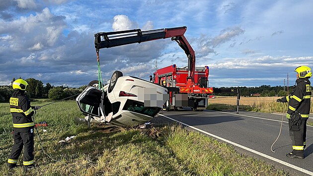 V Praze v ulici Pod Jankovem hasiči zasahovali u nehody osobního auta, které se převrátilo na střechu. (1. srpna 2023)