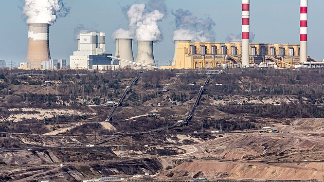 Uhelná elektrárna nedaleko dolu na lignit v polském Belchatow  (29. bezna...