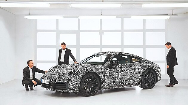 Zm blch kivek na ernm pozad mla opticky rozbt vechny zhyby posledn generace Porsche 911.