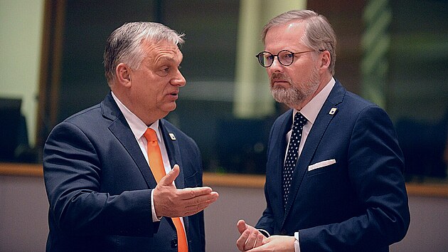 Český premiér Petr Fiala hovoří během summitu EU se svým maďarským protějškem Viktorem Orbánem. (24. března 2022)