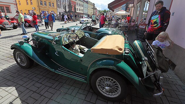 Veteránská soutěž elegance s přehlídkou zúčastněných na Starém náměstí v Sokolově.