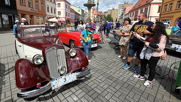 Veteránská soutěž elegance s přehlídkou zúčastněných na Starém náměstí v Sokolově.