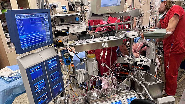 Specializované ECMO centrum Fakultní nemocnice Olomouc je vybaveno moderní technologií pokročilé resuscitace s využitím mimotělního oběhu.