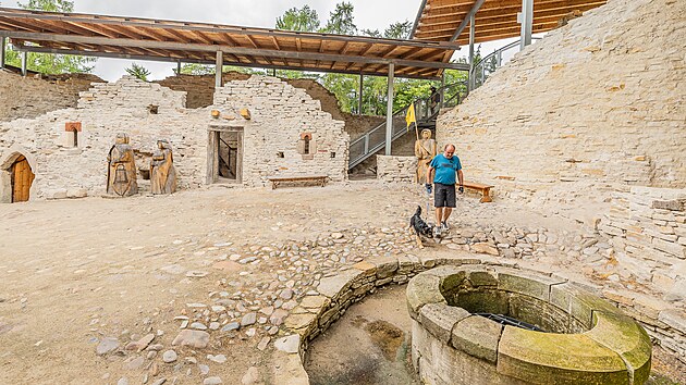 Archeologové na Vízmburku našli v cisterně v letech 1979 až 1980 mlýnské kameny. Poškozenou studnu opravili členové spolku v roce 2018.
