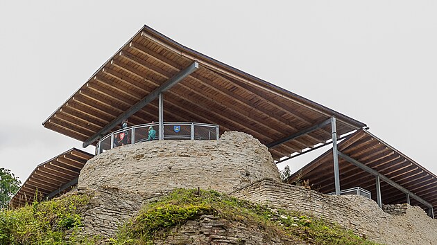 Nad přístupovou cestou do hradu Vízmburku se tyčila válcová věž.