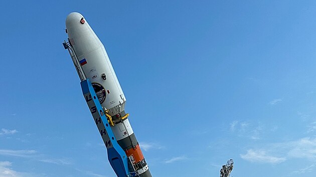 Pistvacho modul Luna-25 umstn pod aerodynamickm krytem napojenm na horn stupe Fregat-M nosn rakety Sojuz 2.1b je zdvihn na ramp 1S.