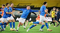 Fotbalisté Klaksvíku z Faerských ostrov slaví výhru na Häckenem v pedkole...