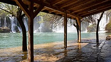 Vodopád Kravica pi pohledu z devného pavilonu