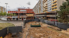 Na hradecké Beneov tíd u zastávky Kozlovka zaala stavba nové lávky. (28....