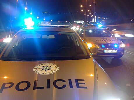Polský idi se polekal policejního majáku a srazil policejní auto. Ilustraní foto